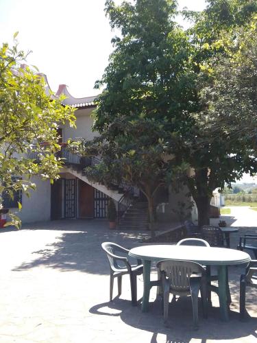 a table and chairs in front of a building at Country House L'Ippocastano in Altavilla Silentina