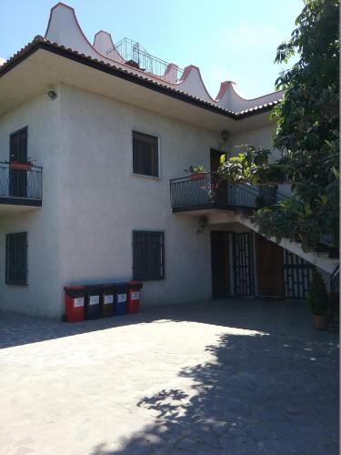a white house with two balconies and a driveway at Country House L'Ippocastano in Altavilla Silentina