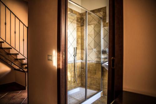 bagno con doccia e porta in vetro di Agriturismo Aurea a Torretta