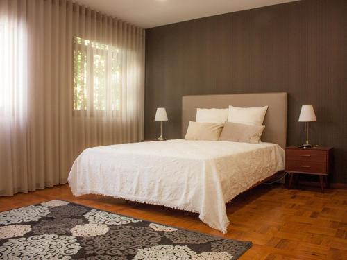 ポボア・デ・バルジンにあるVarzim Guesthouseのベッドルーム(白いベッド1台、窓付)