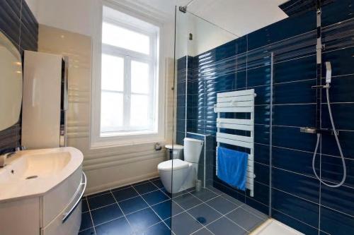 une salle de bain avec toilettes, lavabo et douche dans l'établissement Résidence Helianthe, à Biarritz