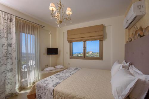 Postel nebo postele na pokoji v ubytování Golden Sky Villa