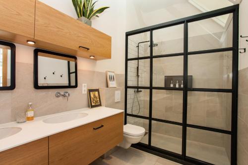 
a bathroom with a toilet, sink, and shower at La Paulowna Boutique Hotel in The Hague

