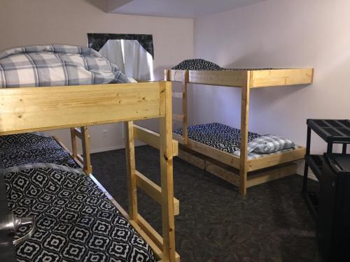 een kamer met 2 stapelbedden in een kamer bij Invermere Hostel in Invermere