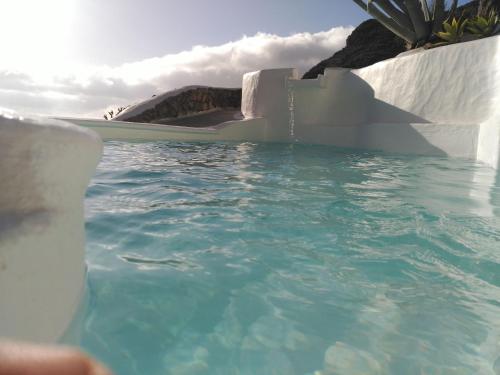 アガエテにあるVilna House with private pool, jacuzzi and garden -Optional pool and jacuzzi heatingの海の青い水を使用したスイミングプール