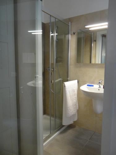 uma casa de banho com uma cabina de duche em vidro e um lavatório. em Palazzo Boldù - Ca'Arlecchino em Veneza