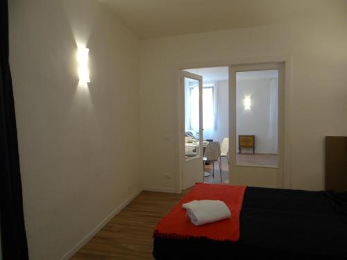 um quarto com uma cama com um cobertor vermelho e um espelho em Palazzo Boldù - Ca'Arlecchino em Veneza