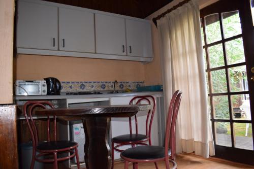 Кухня или мини-кухня в Hotel Casa de Piedra

