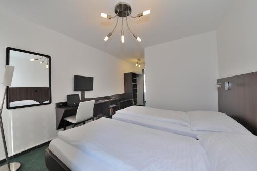Postel nebo postele na pokoji v ubytování Hotel am Spisertor