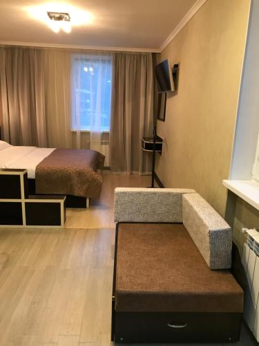 ソロニキにあるPlatonov Solonikiのベッド2台とテレビが備わるホテルルームです。