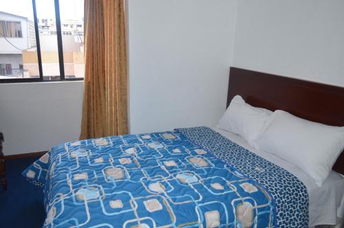 Ein Bett oder Betten in einem Zimmer der Unterkunft Hostal Alborada Riobamba