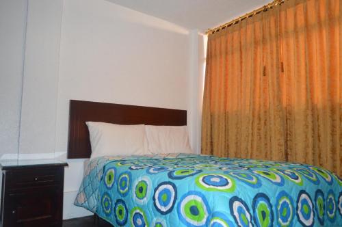 Ein Bett oder Betten in einem Zimmer der Unterkunft Hostal Alborada Riobamba