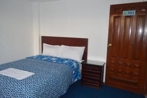Ein Bett oder Betten in einem Zimmer der Unterkunft Hostal Alborada Riobamba