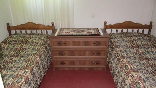 two beds sitting next to each other in a bedroom at Dili Villa in Dilijan