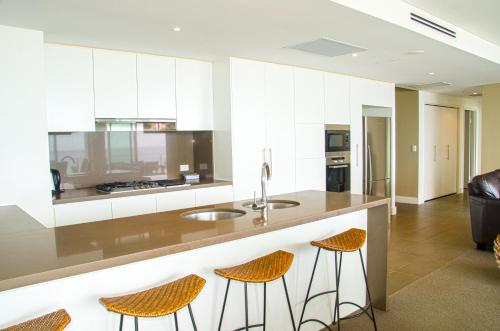 Dapur atau dapur kecil di Kirra Surf Apartments