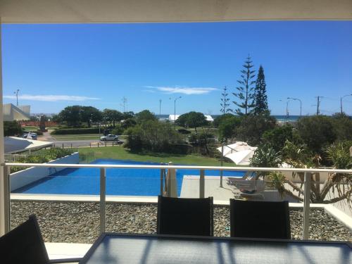 Kolam renang di atau dekat dengan Kirra Surf Apartments