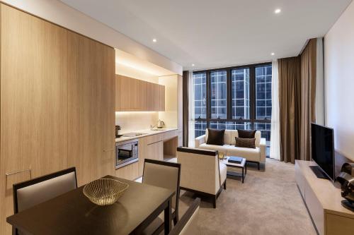 Una cocina o cocineta en SKYE Hotel Suites Parramatta