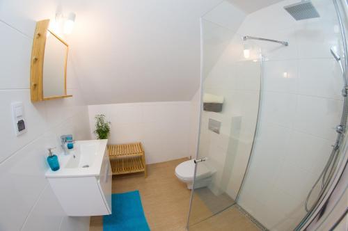 Koupelna v ubytování SOWI KĄT domki i apartamenty