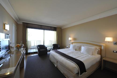 Кровать или кровати в номере Hotel Acquaviva Del Garda
