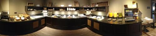 
a kitchen filled with lots of counter space at Fletcher Hotel-Restaurant Het Witte Huis in Amersfoort
