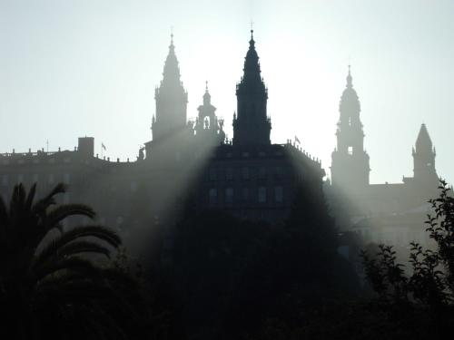 una sagoma di un edificio con alte guglie sullo sfondo di Hotel Pazos Alba a Santiago de Compostela