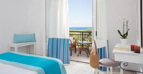 Postel nebo postele na pokoji v ubytování Iris Beach Hotel