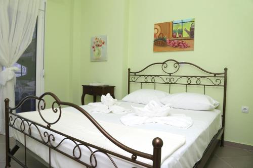 ein Schlafzimmer mit einem Bett mit Handtüchern darauf in der Unterkunft Konstantinos Luxury Apartment in Keramotí