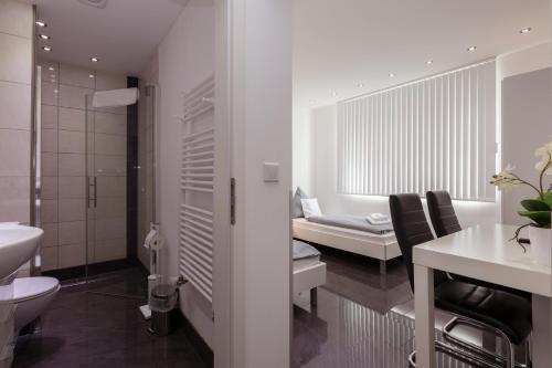 Ванная комната в Hotel am Rosenplatz,24 Stunden Check in, kostenfreie Parkplätze