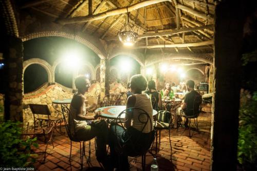 un groupe de personnes assises à table dans un restaurant dans l'établissement Sobo Bade, à Toubab Dialo