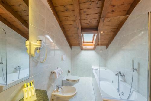 Kúpeľňa v ubytovaní Hotel Lenno
