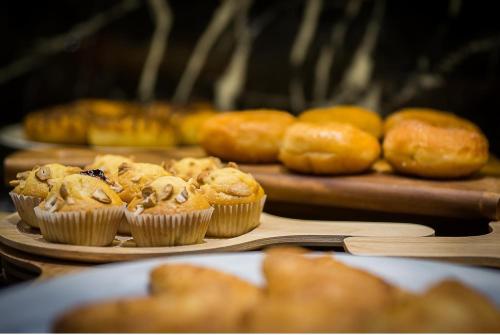 een hoop muffins op borden op een tafel bij Mera Mare Pattaya in Pattaya