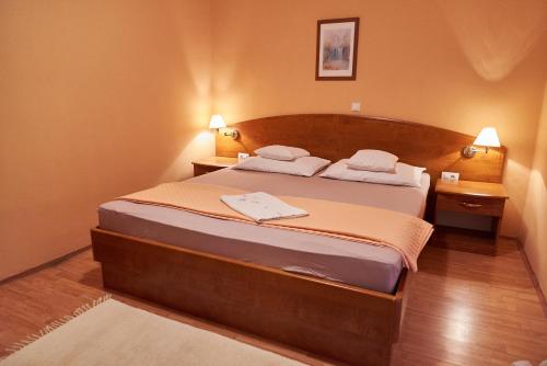 Postel nebo postele na pokoji v ubytování Apartments Dumencic Rab