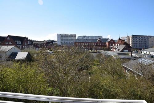 vista su una città con edifici e alberi di Stadtmitte a Westerland