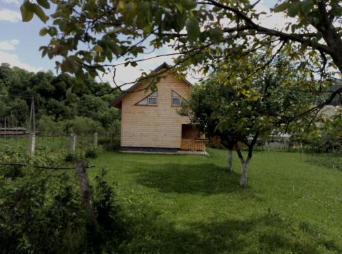 コロチャバにあるSadyba Sukharの緑の庭の中の小屋