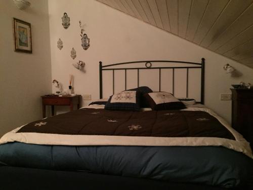 アベトーネにあるRuscello53のベッドルーム1室(ベッド1台、白黒の掛け布団付)