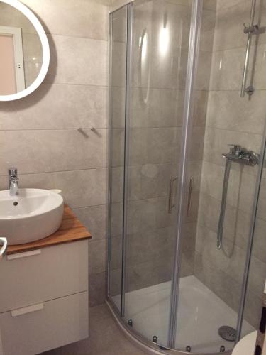 y baño con ducha y lavamanos. en L&L Apartments en Vir