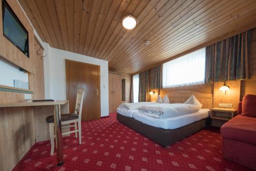 Postel nebo postele na pokoji v ubytování Gasthof Pension Alpenblick