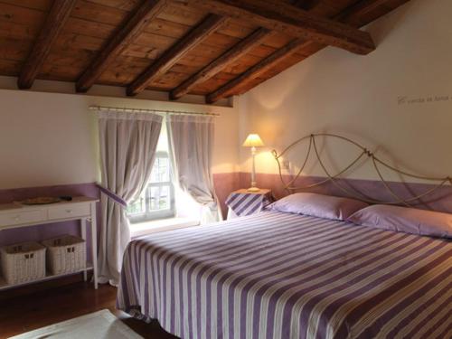 a bedroom with a large bed and a window at Agriturismo Casa Aurora in Bussolengo