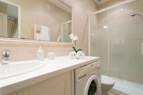 une salle de bain avec un lavabo et une machine à laver dans l'établissement Quartier Latin Apartments 3 Apartments to choose!, à Paris