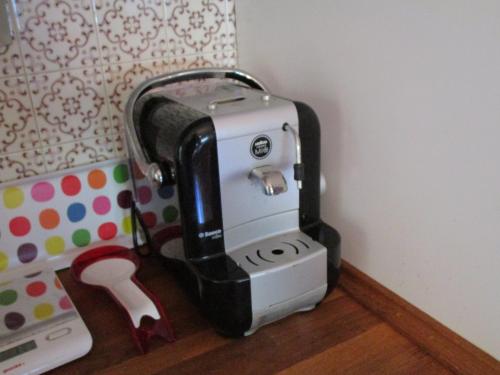 a sewing machine sitting on the corner of a wall at Casa Balducci Bed&Breakfast in Mercatello sul Metauro
