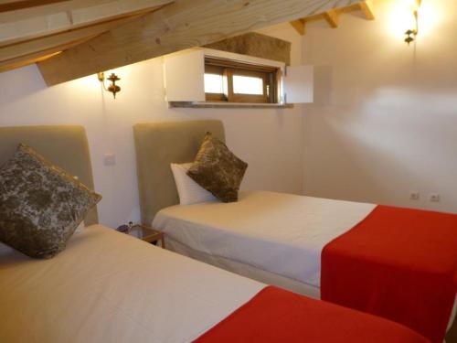 a room with two beds and a window at Casa Retiro de Lisei in Penalva do Castelo