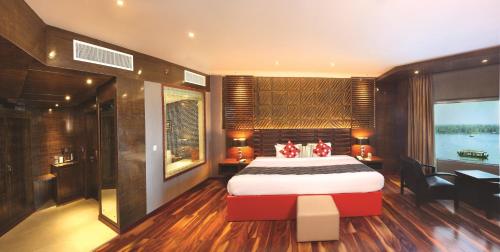 Una cama o camas en una habitación de Ramada by Wyndham Alleppey