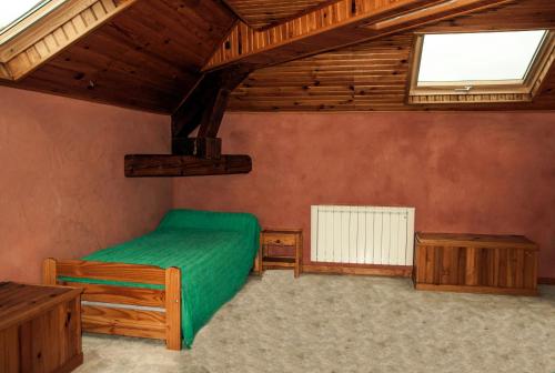 Hospitalite et patrimoine في Lentilly: غرفة نوم بسرير اخضر وسقف خشبي