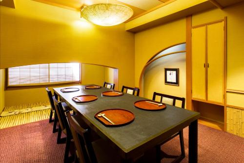 a dining room with a long table and chairs at Maruei in Fujikawaguchiko