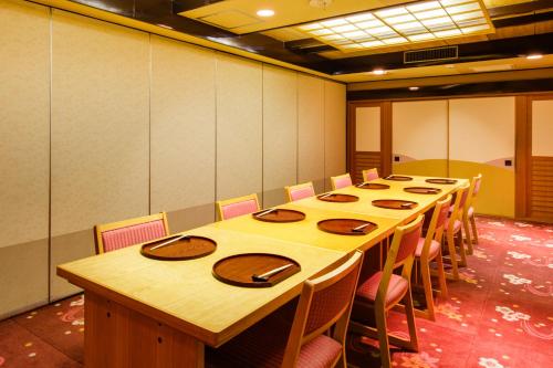 a long conference room with a long table and chairs at Maruei in Fujikawaguchiko