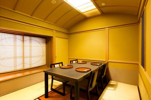 a dining room with a table and chairs at Maruei in Fujikawaguchiko