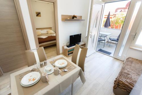 Zdjęcie z galerii obiektu Apartment Rosemary 24 w Krku