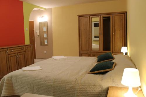 מיטה או מיטות בחדר ב-Apartament Raz Dwa Trzy