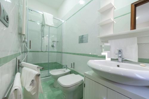 bagno bianco con lavandino e servizi igienici di Bed & Breakfast Antonello a Salerno