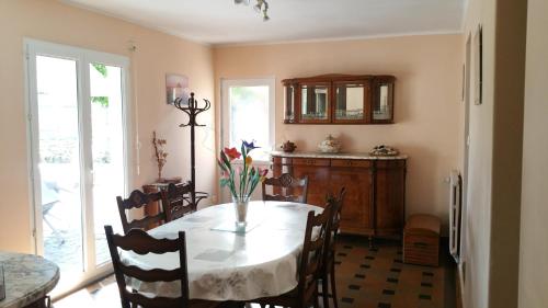 - une salle à manger avec une table et des chaises dans l'établissement Gîtes sains Baie du mont saint Michel LES HORTENSIAS, à Sains